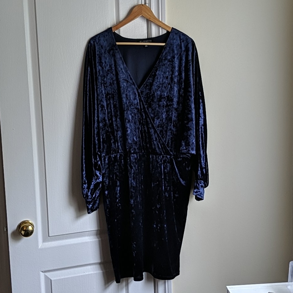 Crushed velvet wrap dress (dark blue) - Eloquii